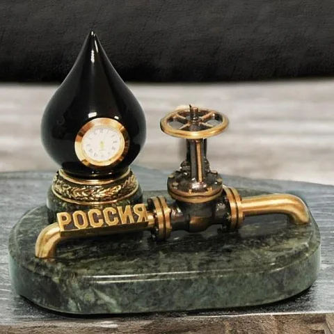 Винтажные настольные часы «Российская нефтяная промышленность» из бронзы и змеевика — оригинальный подарок