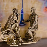 На память: Бронзовая картина «Предложение. Пятигорск. Старый ресторан Провал» с подсветкой — фотография 5