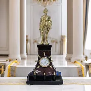 На память: Интерьерные часы «Пётр I» из креноида и долерита — фотография 1
