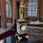 На память: Настольные часы «Фемида» из жадеита и долерита — фотография 1