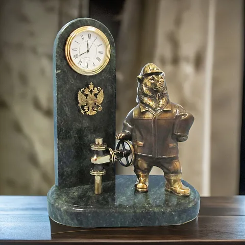 Подарочные настольные часы «Медведь-нефтяник» из бронзы и змеевика