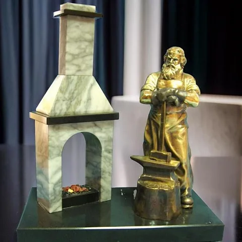 Бронзовая статуэтка «Кузнец с печкой» на змеевике — оригинальный подарок