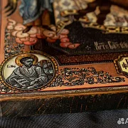Подарочная икона с ковчегом "Иисус с Евангелистами и Архангел — фотография 6