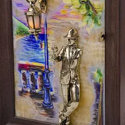 Бронзовая картина «Парень с розой. Набережная. Парусники» с подсветкой — красивый подарок — фотография 6