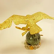 Подарочный сувенир «Орел на шаре» с позолотой — фотография 4