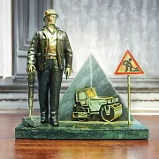 На память: Бронзовый сувенир «Работник ДРСУ 1» — фотография 1