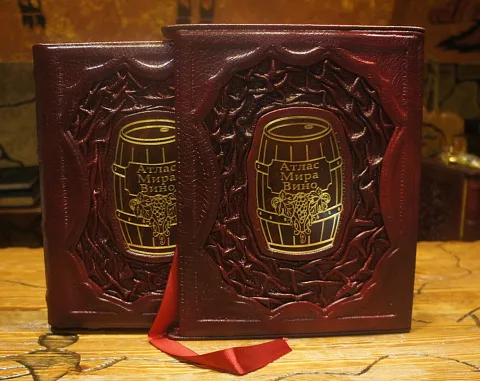 На память: Атлас мира вино в футляре — книга для мужчины