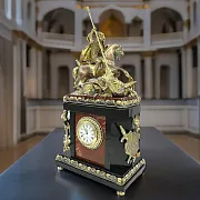 На память: Интерьерные часы «Георгий Победоносец» из яшмы — фотография 1
