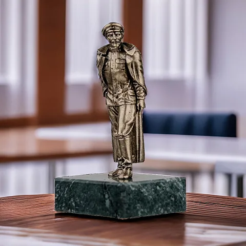 В подарок: Статуэтка «Ф.Э. Дзержинский» из бронзы