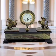 Каминные часы с бронзовыми конями, яшмой и долеритом — красивый подарок — фотография 1